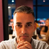 Silvio Cezar, da Guinada Digital, sentado diante do notebook